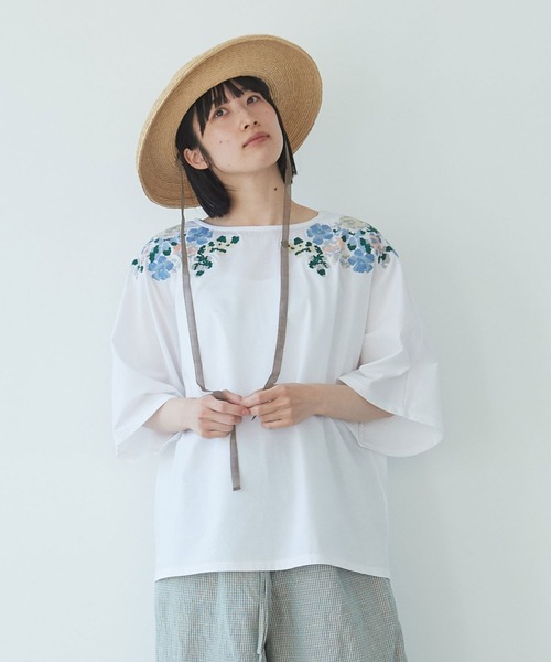 【ビアズリー】24SS イニシャルフレアTシャツ 美品 刺繍 白 半袖 ビアズリー beardsley（レディースTシャツ、カットソー