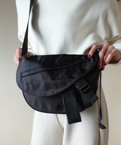 【美品】MEANING ショルダーバッグ ボディバッグ Tomieco（トミエコ） ショルダーバッグ バッグ ボディバッグ 撥水素材