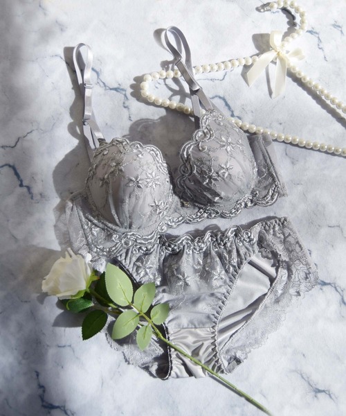 Sanei ブラジャー ショーツセット 「美谷間＆丸胸を叶える！ナチュ盛り