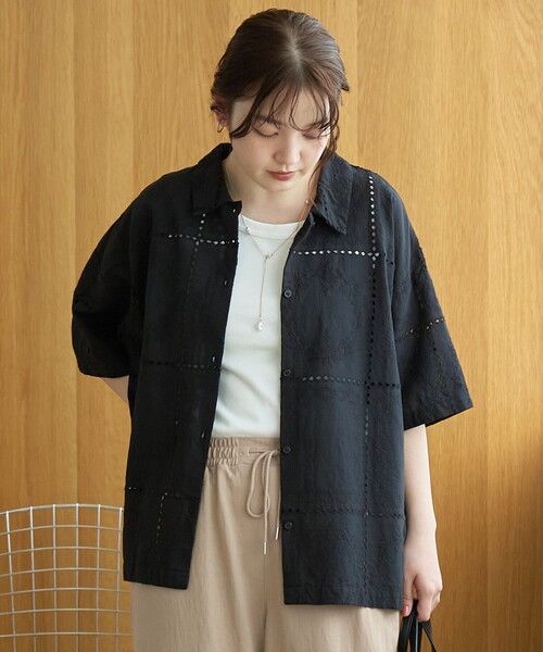 coen（コーエン） ブラウス シャツ パッチワーク風フラワー刺繍半袖