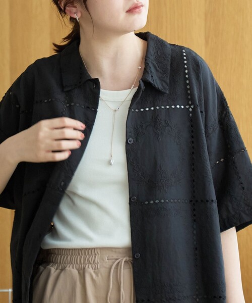coen（コーエン） ブラウス シャツ パッチワーク風フラワー刺繍半袖