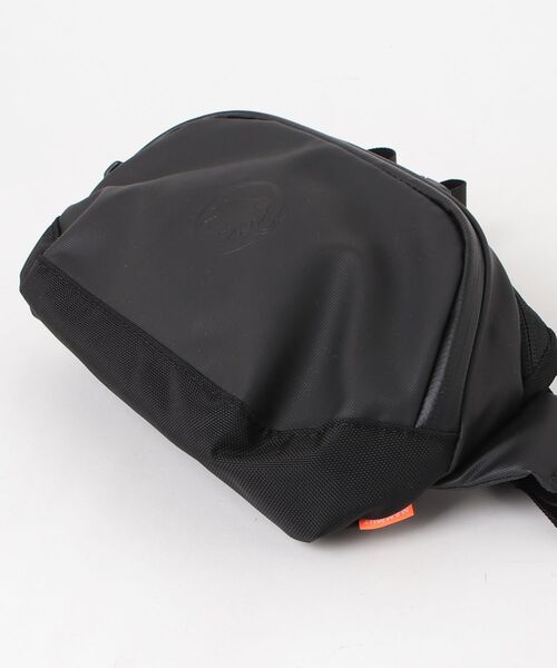 「MAMMUT」 ショルダーバッグ 2L ブラック メンズの画像