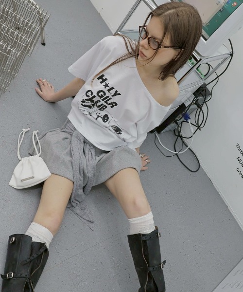 tシャツ 「HOLY NUMBER 7」OFF-SHOULDER HOLY GIRL CLUB GRAPHICS  SHORT-SLEEVED T-S