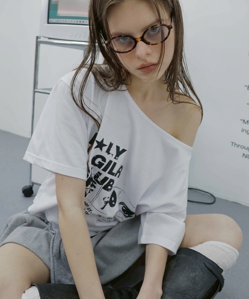 tシャツ 「HOLY NUMBER 7」OFF-SHOULDER HOLY GIRL CLUB GRAPHICS  SHORT-SLEEVED T-S HOLY NUMBER 7 tシャツ 「HOLY 7」OFF-SHOULDER GIRL CLUB