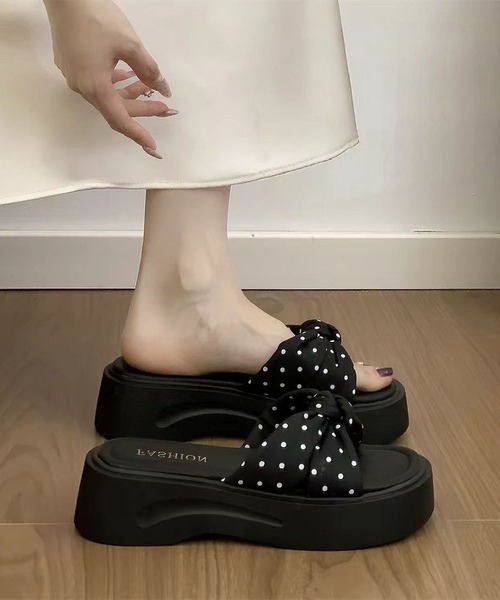 LA VORAGINE（ラ ヴォラジネ） 厚底 サンダル ドット柄クロスリボン
