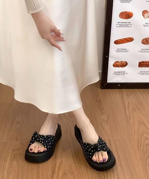 LA VORAGINE（ラ ヴォラジネ） 厚底 サンダル ドット柄クロスリボン