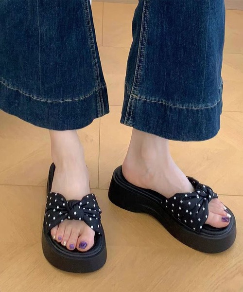 LA VORAGINE（ラ ヴォラジネ） 厚底 サンダル ドット柄クロスリボン