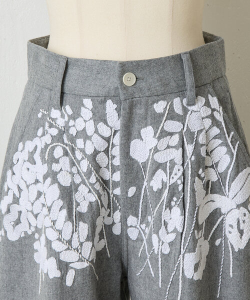 ボトムス mii BEARDSLEY パンツ 「MII」刺繍入りスラックス レディース