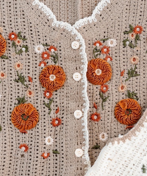 ワンダフルワールド 🩷透かし編みで手編みの花モチーフ付ベスト