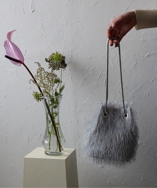 &.Robu シャギーファー2WAYバッグ　新品　お呼ばれ　パーティ　結婚式 &Robu.（アンドロブ） ショルダーバッグ バッグ シャギー巾着2WAY