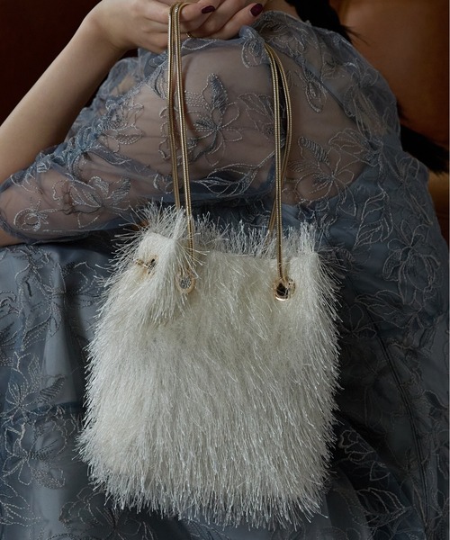 &.Robu シャギーファー2WAYバッグ　新品　お呼ばれ　パーティ　結婚式 アクセサリー感覚で纏う、シャギーファー 2way 巾着パーティーバッグ