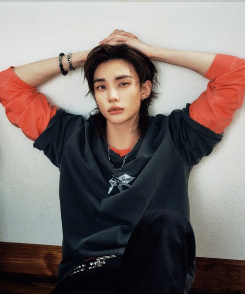 新品GUESS Tシャツ Straykids ヒョンジン着用 GUESS（ゲス） tシャツ 半袖 「Stray Kids ヒョンジン着用」GUESS UNI