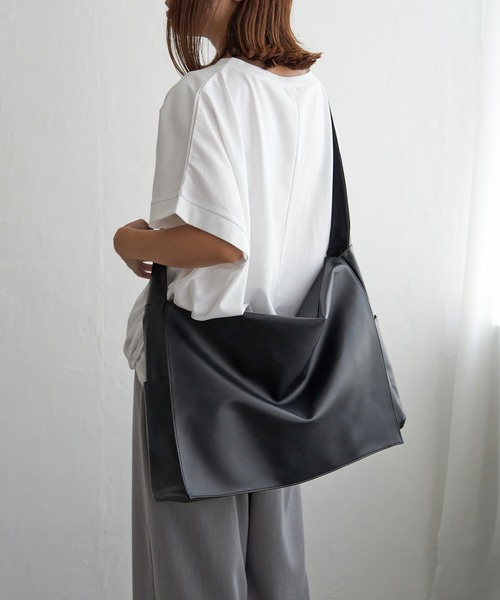 タイムセールお値下げ　即日発送　グレー レザー ショルダーバッグ notch. ショルダーバッグ バッグ ビッグショルダーバッグ レディース