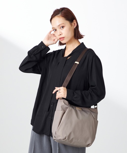 ブラック ナイロン ショルダーバッグ PRADA (プラダ) ナイロン ロゴ 着脱ミニポーチ付き ショルダー