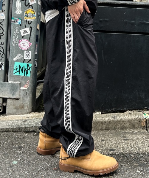 Agem 白 パッチ入り ストリートパンツ Agem 白 パッチ入り ストリートパンツ（パッチワークファー