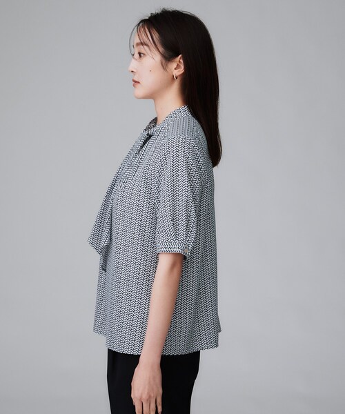 日本製【UNTITLED】ジオメ柄ボウタイ風半袖ブラウス　通勤ブラウス　2 楽天市場】【晩夏もおすすめ！／洗える】ジオメ柄 ボウタイ風
