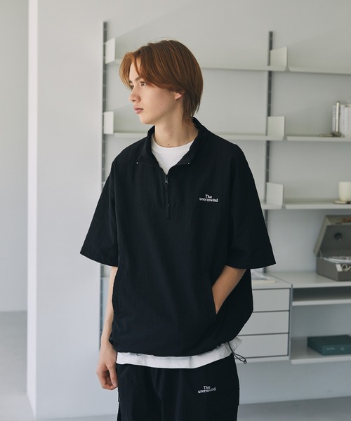 The unormwind 刺繍ロゴワッシャーナイロン 半袖ハーフジップ 裾