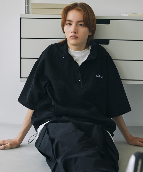 The unormwind 刺繍ロゴワッシャーナイロン 半袖ハーフジップ 裾ドロー