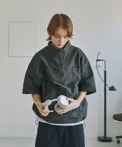 The unormwind 刺繍ロゴワッシャーナイロン 半袖ハーフジップ 裾ドロー