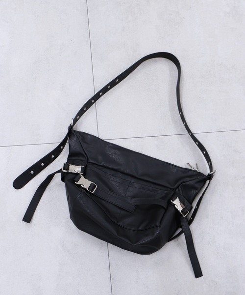 【極美品】Whinny おでかけニートバッグ ショルダーバッグ メタルバックル 極美品】Whinny おでかけニートバッグ ショルダーバッグ メタル