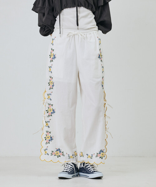 ワイドパンツ パンツ Freada/フリーダ インドスカラップ花刺繍パンツ / イージーパンツ / リラックスパンツ レディースの画像