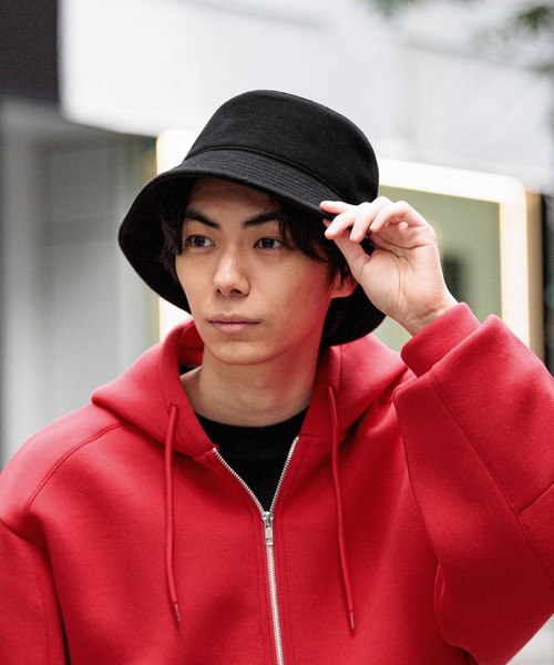 希少✨BALENCIAGA 刺繍ロゴ　バケットハット　赤　レッド　綿ポリ NARUTO－ナルト－』リバーシブルバケットハット BE2: 衣類