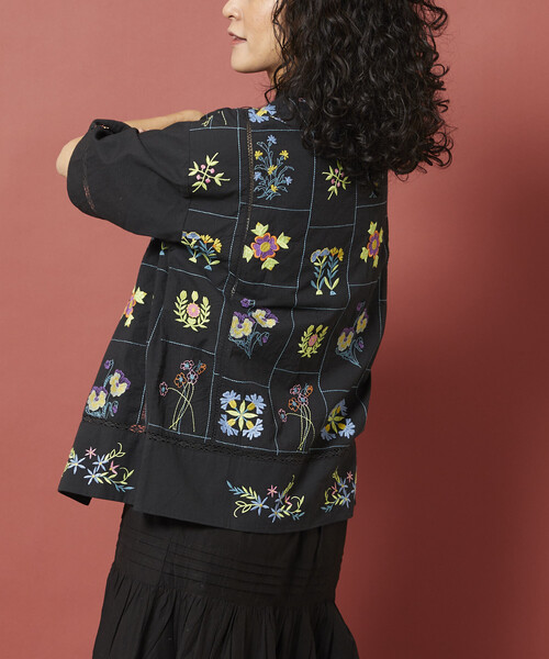 フリーダ 23SS フラワー 刺繍 ブラウス パフスリーブ ボリューム袖 花柄 Freada（フリーダ） ブラウス シャツ パッチワーク花刺繍シャツ
