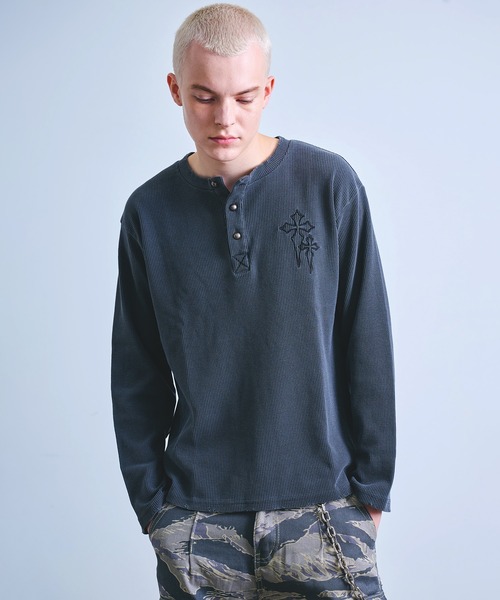 Revo. tシャツ ヴィンテージライク フェード加工 クロスモチーフ 刺繍