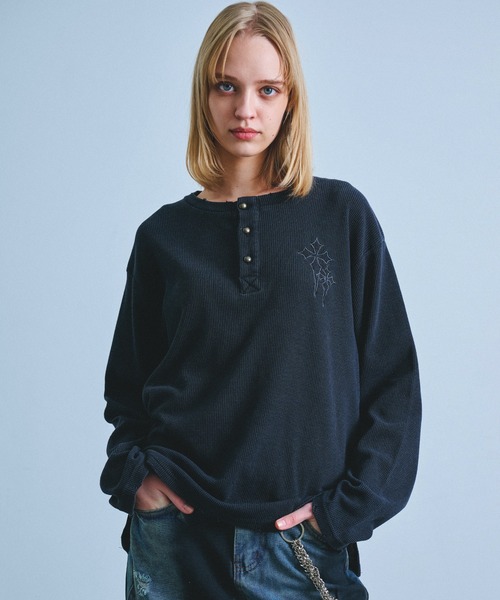 Revo. tシャツ ヴィンテージライク フェード加工 クロスモチーフ 刺繍