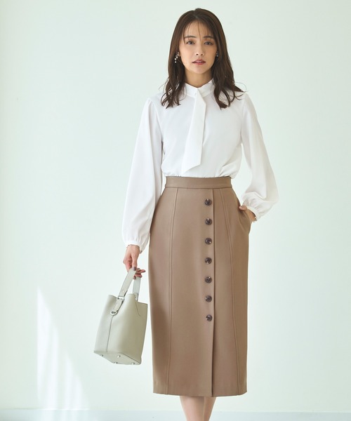 ルイルエブティック RUIRUE BOUTIQUE フロントパール付きタイブラウス （シナモン） ルイルエブティック RUIRUE BOUTIQUE フロントパール付きタイ