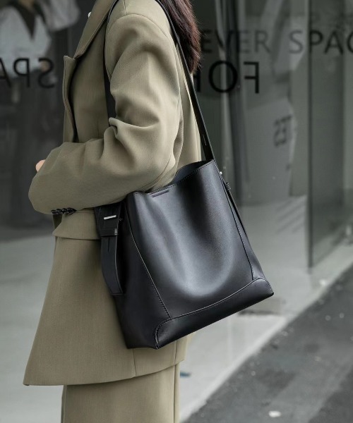 ショルダーバッグ バッグ フェイクレザースクエアショルダーバッグ