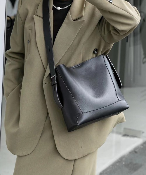 ショルダーバッグ バッグ フェイクレザースクエアショルダーバッグ