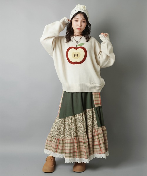 SPINNS（スピンズ） ニット セーター ゆるかわりんごさがら刺繍のNEO森