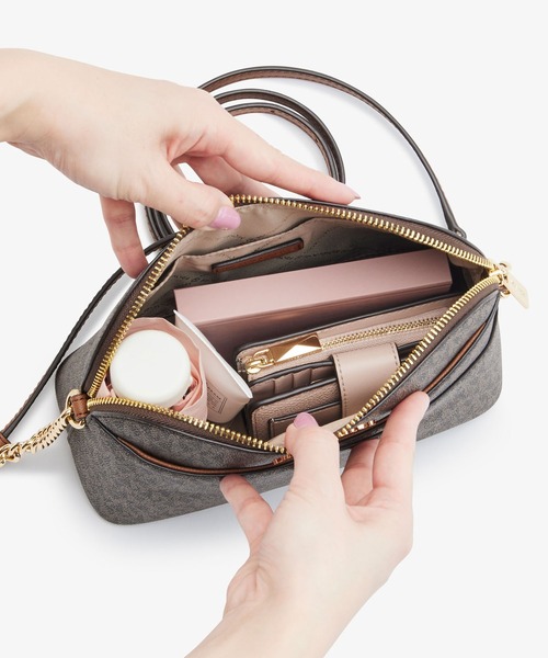 MICHAEL KORS(マイケルコース) ショルダーバッグ美品  JET SET TRAVEL ドーム クロスボディ ミディアム ライトグリーン×白×ベージュ チェーンショルダー レザー 公式アウトレット】JET SET TRAVEL ドーム クロスボディ ミディアム