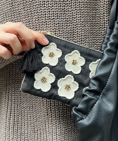 MILLION CARATS（ミリオンカラッツ） ポーチ レトロな雰囲気の花模様が