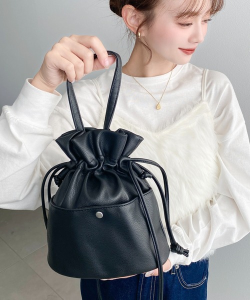 【最終価格です】黒のレザー巾着型ショルダーバッグ moment+ ショルダーバッグ バッグ 「累計販売数2万個突破！」フェイク