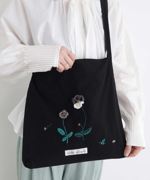 【美品】l'atelier du savon ブラックお花バッグ l'atelier du savon トートバッグ ○ひらひらパンジーかぎ針刺繍