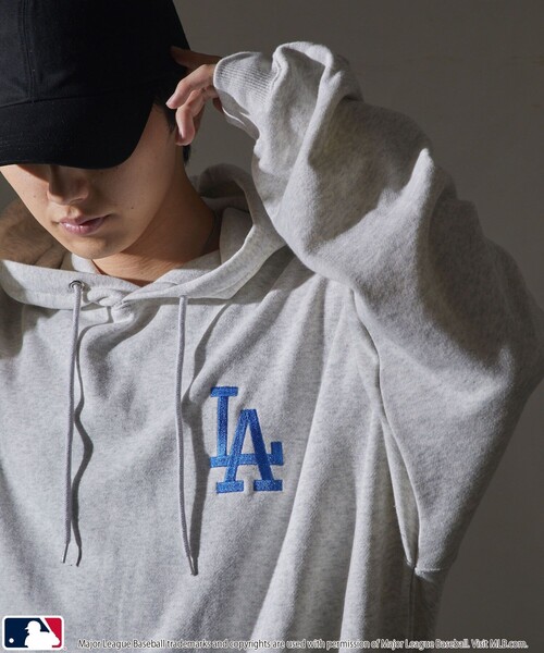 【別注】 MLB公式 ドジャース ロゴ刺繍バックデザイン裏起毛フーディーパーカー MLB/メジャーリーグベースボール 別注 ロゴ刺繍バックデザイン