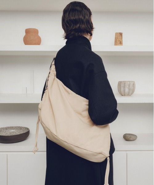 Le Vernis（ル・ベルニ） ショルダーバッグ バッグ Stomach bag M 