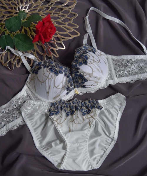 Sanei ブラジャー ショーツセット 「美谷間＆丸胸を叶える！ナチュ盛り