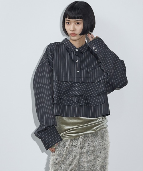 THE Yon ブラウス シャツ ピンストライプラッフルヘムクロップドシャツ