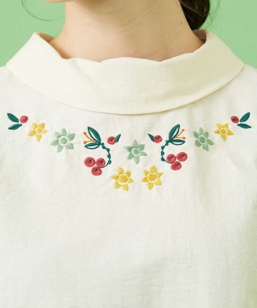Jocomomola / ホコモモラ Fruto フラワー刺繍ロールカラーブラウス Jocomomola｜Fruto フラワー刺繍ロールカラーブラウス | Rakuten
