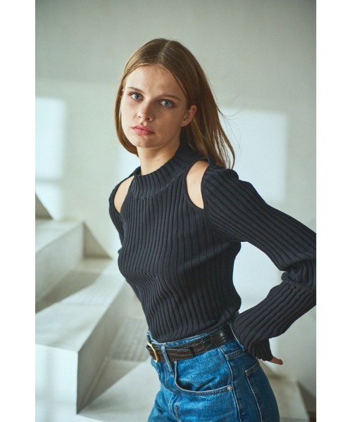 Estella.K エステラケー のRosina Cut out ShoulderショルダーカッティングワイドリブTOP COLOR : BLK/BEG Estella.K ニット セーター Rosina Cut out Shoulder ショルダー