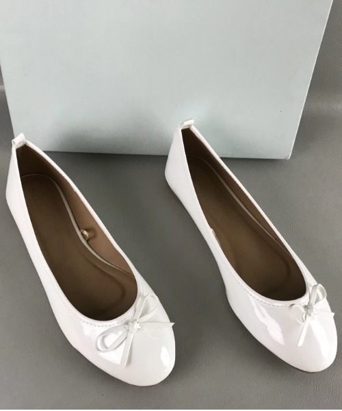 ★ほぼ未使用★トッズ フラットシューズ 38 バレエ エナメル リボン On One's Own バレエシューズ パンプス エナメル調 リボン付きバレエ