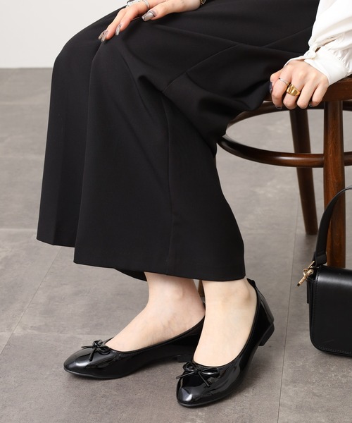On One's Own バレエシューズ パンプス エナメル調 リボン付きバレエ