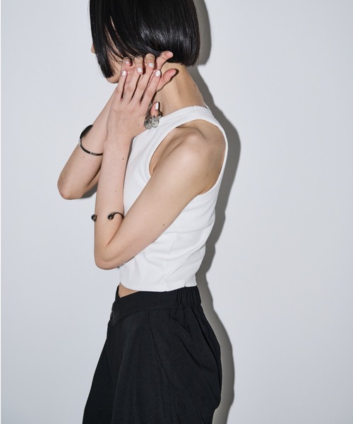 AIC. タンクトップ ノースリーブ パッド付きカットリブショート