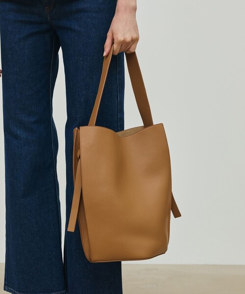 未使用！トゥモローランド　ショルダーバック　牛革　ユニセックス TOMORROWLAND（トゥモローランド） ショルダーバッグ シュリンクレザー