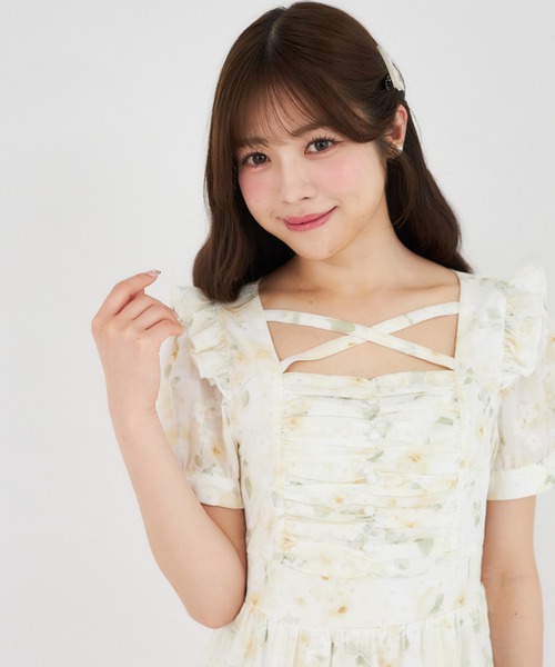 Suyunn ワンピース フリル付きクロスネックラメフラワープリント