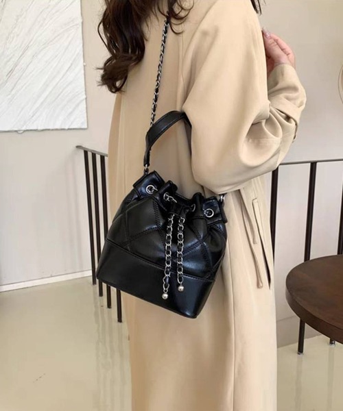 ブラックレザーショルダーバッグ キルティングデザイン 23区 キルティング ショルダーバッグ （ブラック系