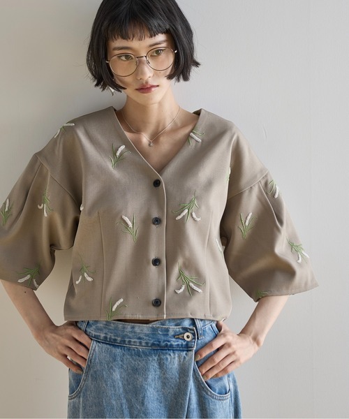 THE Yon ブラウス シャツ フラワーエンブロイダリータックスリーブ